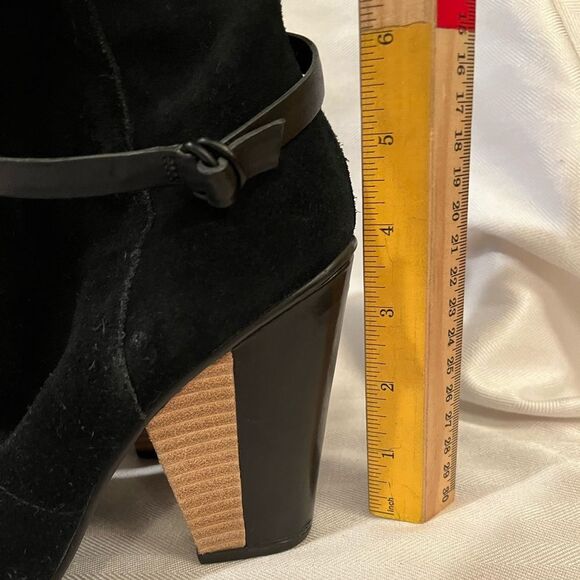 Tsubo Black Suede peep toe ankle boots, like new, size 7.5 - Picture 12 of 14